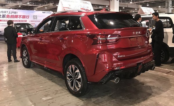 Още една непозната в Европа китайска марка с много заплетена история. Някога SWM бе италиански производител на мотоциклети. Китайците от Brilliance купиха марката след фалита му. В същото време Brilliance бе единият производствен партньор на BMW в Китай. Успоредно компанията започна да продава модели на SWM, които по трогателно съвпадение дори носеха имената на модели на BMW - Х3, X5 и така нататък - макар да нямаха абсолютно нищо общо в технологично отделение с германските първообрази (Brilliance сглобява BMW чрез джойнт-венчър, който е напълно отделен от SWM). В един момент възраженията от Мюнхен явно са били чути, защото днешните кросоувъри на SWM носят имена като G01 (кодовото име на предишното поколение на BMW X3). У нас са внесени частно две бройки G03 и една G01. Намеците за баварска връзка обаче не се отнасят до задвижването, което разчита на 1.5-литров бензинов двигател на Brilliance със 156 коня мощност. 
