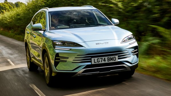 Вече официално най-големият производител на електромобили в света, и четвъртият най-голям автомобилен производител изобщо, отстъпвайки само на Toyota, VW и Honda. BYD все още не е официално представен у нас, въпреки че очакваме съвсем скоро построеният вече шоурум на "Ботевградско шосе" да отвори врати. Междувременно различни частни лица са внесли 8 автомобила, от които три са Seal U, един Seal 06, eдин Qin, един Dolphin и един Seagull. 
НА СНИМКАТА: BYD Seal U
