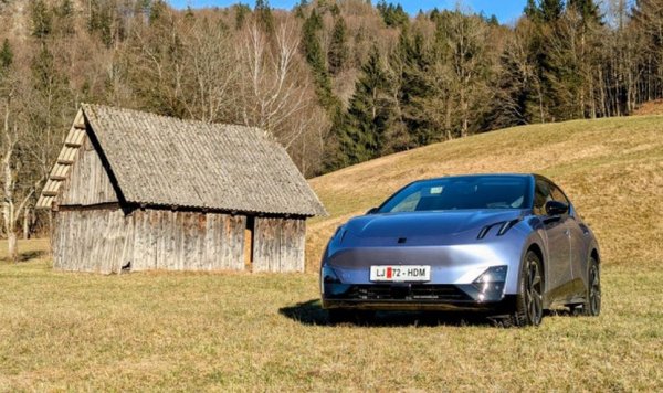 Китайска марка, която бе създадена като смесено предприятие между Volvo и Geely, а днес е поделена между Geely и Zeekr (също дъщерна марка на Geely). Дизайнерският и развойният център на Lynk & Co си остават в Швеция, производството е в Китай. В България хибридите и електомобилите на марката се внасят от словенската SEEAG, представител на Geely за целия Балкански регион. От началото на годината са регистрирани 30 бройки от хибрида 01, 10 бройки от електромобила 02 и пет екземпляра от новия плъг-ин хибрид 08. 
НА СНИМКАТА: Lynk & Co 02