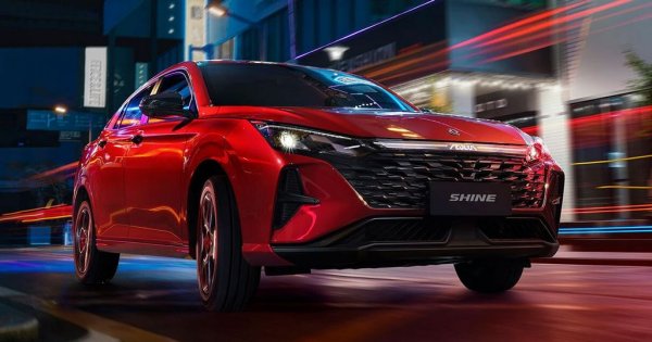 Един от големите държавни автомобилни производители в Китай, макар че наскоро правителството в Пекин обяви намеренията си да го приватизира. Най-големият вносител на Dongfeng у нас е "Чайна Мотор Къмпани" - дружество от орбитата на "Еврохолд". 
Най-продаваният модел тази година е Dongfeng Shine (популярен на някои пазари като Aeolus Shine) - 4.66-метров седан с 1.5-литров бензинов турбомотор, на който се падат 87 регистрации. Към тях се добавят 23 бройки от пикапа Rich, 4 броя от малкия градски електромобил Box и 7 регистрирани броя от електрическия седан Е70. 
НА СНИМКАТА: Dongfeng (Aeolus) Shine