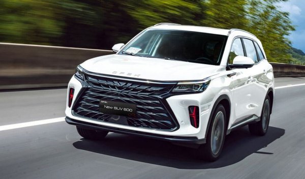 За улеснение и повече разпознаваемост се предлага у нас като Dongfeng DFSK, но в действителност е напълно отделна марка, произвеждана не от Dongfeng, а от Seres Group. Навремето Dongfeng бе партньор на Sokon, но после й продаде дела си за 621 млн. евро през 2018, а за компенсация придоби акции от компанията-майка на Sokon. После Sokon се прекръсти на Seres Group и продължи да произвежда моделите на DFSK Glory, които в родината си се наричат Fengon. Междувременно Seres в партньорство с Huawei създаде марката за електромобили Aito, която се радва на огромна популярност в Китай в момента. 
В България тази година са регистрирани 77 бройки DFSK Glory 600, 41 бройки Glory 500, 31 броя DFSK Е5 и 10 броя от DFSK 580. 
НА СНИМКАТА: DFSK Glory 600
