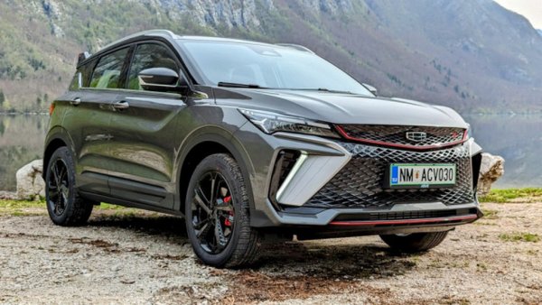 Geely е една от най-бързо развиващите се китайски компании, а едноименната марка е вече номер 12 в света по продажби, изпреварвайки Mercedes, Renault и Audi (по данни на JATO за първото полугодие). У нас Geely присъства от миналата есен, внасяна от словенската SEEAG. Най-продаваният модел е кросоувърът Coolray със 144 регистрирани бройки от януари до септември. По-големият Starray добавя 38 регистрации, 16 се падат на Cityray, 2 на eлектрическия ЕX5 и една SX11 (което всъщност си е Coolray, но внесен директно от Китай). 
НА СНИМКАТА: Geely Coolray