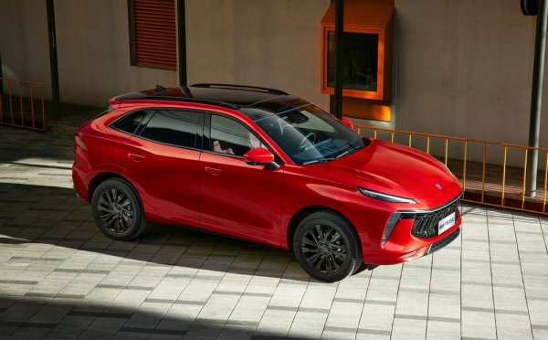 Най-продаваната китайска марка в България също е от орбитата на Dongfeng, но се прави от дъщерната компания Dongfeng Liuzhou в Лиуджоу, а не в Ухан. Представител на Forthing в България е "Чайна Мотор Къмпани". Най-продаваният модел е кросоувърът T5 Evo (246 регистрации), нашумял като "китайското Ламборгини" заради известни прилики в дизайна с Urus. Още 85 регистрации добавя миниванът 4 U Tour. Останалите 20 се поделят между S50 и U Tour V9.
НА СНИМКАТА: Forthing T5 Evo