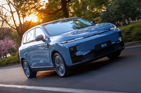 В данните за регистрациите до края на септември няма автомобили на Leapmotor, но те ще се появят през октомври, защото марката вече е представена официално у нас, внасяна от "София Франс Ауто". 
За момента с официално публикувани ценови листи у нас се продават малкият електрически Т03 и кросоувърът С10, който може да бъде чисто електрически или с бензинов удължител на пробега. Към тях сега ще се присъедини и по-малкият кросоувър B10. 
НА СНИМКАТА: Leapmotor B10