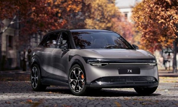 Марка от портфолиото на Geely, предлагаща електрически модели с ориентация към премиум сегмента (и деляща платформи и технологии с електрическите модели на Volvo). По-рано тази седмица SEEAG обяви, че ще започне да предлага три модела на българския пазар: кросоувъра Zeekr 7X с пробег над 600 км, комбито Zeekr 001 и компактния градски SUV Zeekr X. Все още нямаме цени и дори информация кои ще са дилърите. 
НА СНИМКАТА: Zeekr 7X
