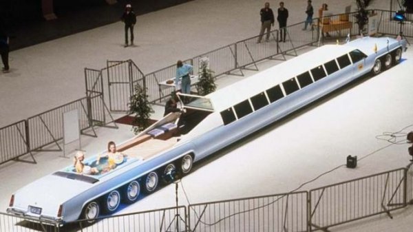 Най-дългият автомобил в света е направен през 1991 г. за кино снимки. Лимузината е с дължина от 30 метра, има 12 оси с 26 колела и два двигателя от Cadillac. 10-тонният автомобил също така може да се похвали с басейн, чиято вода се подгрява, както и с вертолетна площадка.