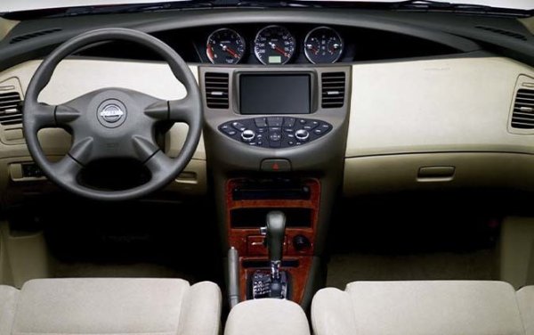 Най-често тази кутия се среща на модели на Nissan, включително Pathfinder и Patrol (до 2016 г.). До 2010 г. тя се срещаше и при повечето Infiniti, въпреки че е доста стара. Трансмисията с 5 предавки се поява за първи път през 2000 г., като е известна още като JR507A и RE5R05A, а на автомобили Hyundai и Kia &ndash; като A5SR1 и модифицирана A5SR2 (Sorento до 2009 г., Mohave до 2015 г.). 

По принцип това е нормален агрегат, подходящ за двигатели V8, като ресурсът му е 350 000 км. Проблемите са в много чувствителната електроника и повишената непоносимост към агресивно шофиране (от това страда спортният Nissan 350Z).  В първите години кутията страдаше от &bdquo;мозъчни&rdquo; повреди и изтичане на охлаждаща течност в маслото, но това беше елиминирано.

Остана обаче склонността към прегряване, тъй като продължителните опити за спортно шофиране причиняват изгаряне на масло и бързо разграждане на преобразувателя на въртящия момент и соленоидите. Редовната смяна на работната течност и проверката на нейното ниво е жизненоважна, тъй като ремонтът е много скъп.