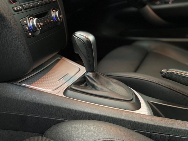 Използвана е до 2014 г. на редица популярни модели - BMW (3- и 5-Series, X3, X5, X6) и Audi (A4, Q5), Range Rover и Jaguar. Все още се поставя и на автомобили на други марки &ndash; като Ford Ranger, например. Агрегатът е с отлични характеристики и се счита за надеждно, особено след модернизацията му през 2004 г. Изкарва 300 000 км, а понякога и до 500 000 км. При двигатели с ниска мощност ще изкара вечно и точно това е проблемът.

Тази кутия ске поставя на коли с мощни двигатели, които се купуват от хора с активен стил на шофиране. Следователно съединителят за блокиране на преобразувателя на въртящия момент се износва катастрофално бързо, прахът се разпространява в цялата система и разваля соленоидите. Ако не се обърне внимание, маслената помпа също излиза от строя, което моди до &bdquo;смъртта&ldquo; на кутията.

Ръкавите, пластмасовите и гумените части са краткотрайни. Бързо прегрява и мехатрониката, а електронният &bdquo;мозък&ldquo; затъпява.Списъкът с типични неизправности е сериозен, а проблем е, че отделните детайли се сменят само в пълен комплект. И това съответно струва доста скъпо.