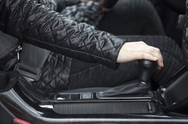 Инженерите все още не са измислили достойна алтернатива на класическите хидравлични скоростни кутия. Трансимисиите CVT и роботизираните кутия, дори и най-добрите, изискват повече внимание и поддръжка. Съответно, те имат по-малък ресурс, като проблемите им се проявяват доста рано.

Ето защо, когато избирате употребявана кола, особено ако пробегът вече е надхвърлил 100 000 км, е по-разумно да се съсредоточите върху модели, които имат класическа автоматична скоростна кутия. 