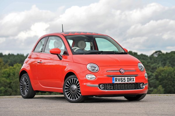 Подобно на VW Polo, автомобили като Mini и Fiat 500 понастоящем са по-привлекателни от големите  и лакоми на бензин модели. В случая обаче скокъкт на цените при тях е доста по-малко. Fiat 500 e поскъпнал с 18,8%, като средната му цена е 13 400 евро.

При Mini Cooper поскъпването е с 21,3% - средно 15 789 евро, но предложенията са намалели с 11%.