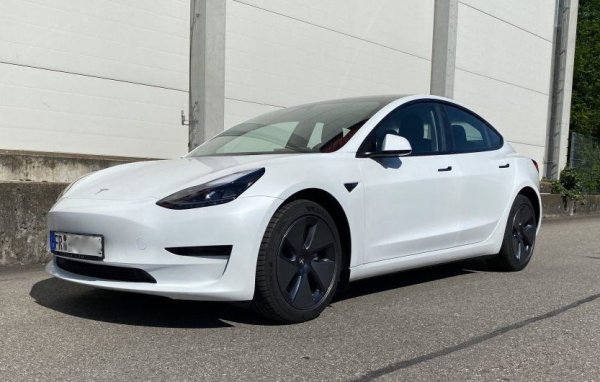 Като цяло скъпите електрически автомобили на учястват в ценовата &bdquo;експлозия&ldquo; на пазара, като това важи дори за колите на Tesla. При тях човек би очаквал огрочен растеж, но такъв всъщност няма. За 12 месеца средната цена на Tesla Model 3 се е повишила само с 6,3% - до  48 721 евро, което е дори под сегашния темп на инфлация. Това вероятно се дължи и на факта, че предложенията за него се увеличават, при това значително &ndash; с цели 122% за една година.

При по-скъпия Model S ситуацията е по-различна. Цените са скочили с 6,3% - до 52 960 евро (средно), но предлагането се е свило с 29%. Очевидно голямата Tesla не е толкова популярна колкото малката, иначе скокът на цените би трябвало да е сериозен.