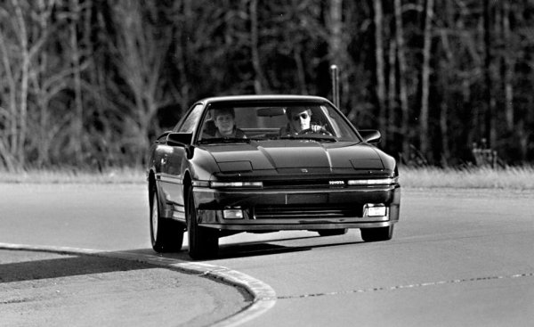 Третото поколение, показано тук, първо прекрачва границата от 200 конски сили максимална мощност. Благодарение на добавения турбокомпресор, версията Supra Turbo развива 230 конски сили, и се изстрелва от място до 96 км/ч за 6.4 секунди, с почти две секунди по-бързо от атмосферната версия. 
