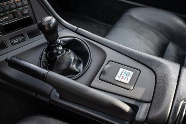 При тази Supra няма особени проблеми с ръжда - отчасти заради качеството на изпълнението, отчасти и заради факта, че тези машини са твърде ценени, за да се карат в сняг и сол. Но понеже през останалото време се карат твърде злодейски, купувачите трябва да внимават много за зле заличени следи от удари. 
Съветът на експертите е да се търсят по-скоро бройки в добра кондиция, отколкото в оригинално състояние. Ако колата е оригинална, но с твърде износени компоненти, подмяната им вече струва доста скъпо. Смяната на таблото например излиза 4000 долара. Почти всичко - прозорци, лайстни и пр. - трябва да се поръчва специално. 
