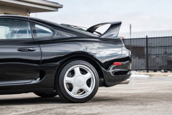 Колкото и да е невероятно, Toyota все още продава цилиндрови глави за 2JZ. Беше спряла преди няколко години, защото матриците за отливането им се бяха износили с времето. Но се оказа, че компанията продава по трийсетина комплекта всеки месец, затова матриците бяха изработени наново. 
