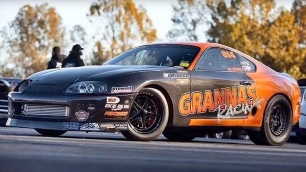 Преди година тази Supra, модифицирана от Grannas Racing, счупи световния рекорд за драг с ръчни скорости. Машината успя да постигне четвърт миля за смайващите 6.9 секунди, развивайки накрая 313.4 км/ч. Под капака й си е оригиналният 2JZ, само че тунингован до цели 1800 конски сили.
А тази пролет тимът успя да подобри собствения си рекорд, записвайки 6.84 секунди. 
