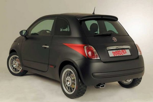 Купето на Fiat 500 Diabolik е покрито с специална матова боя в черен цвят, подготвена от PROIN.T.