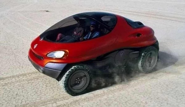 С компактната си каросерия, необичайните си прозорци и колела Renault Racoon прилича на извънземно бъги . И въпреки това, може би би било забавно да се шофира! Racoon е показан за първи път в началото на 90-те години на миналия век, а Renault го рекламира като "амфибийна концептуална кола".

Задвижва се V6 двигател с два турбокомпресора. Концепцията няма конвенционални врати, достъпът до интериора е през отмятащата се предна част. Клирънсът може да се регулира, което повдига колата още повече. Характеристиките включват самопочистващо се предно стъкло, сателитна навигация и дистанционно управление.
