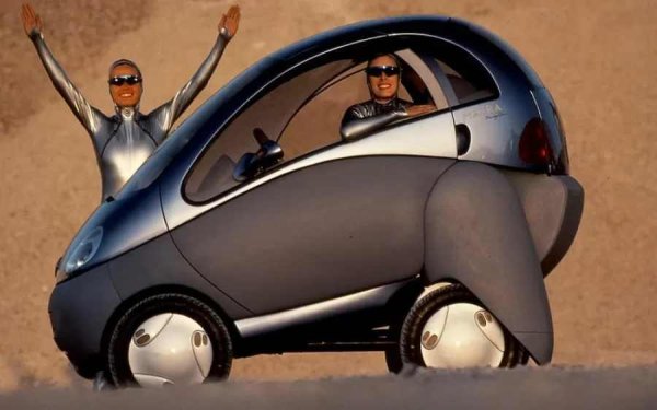 Renault Zoom е изключително компактен автомобил, проектиран само за двама. Усещането е сякаш бихте могли да го поберете в джоба си. Задните колела могат да бъдат преместени по-близо до предните, което прави колата още по-къса и напълно елиминира проблема с паркирането в тесни пространства.

Вратите тип "ножица" улесняват влизането и излизането. Задвижвано от електромотор с мощност 61,2 к.с., самото превозно средство е 90% рециклируемо. Zoom е проектиран не само с мисъл за екологичност, но и за бъдещето, като се вземат предвид увеличаването на населението, разрастващите се градове и ценността на откритото пространство.
