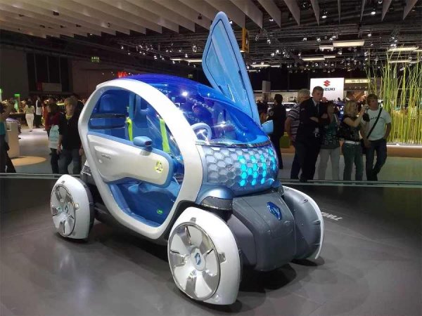 Renault TWIZY Z.E. е представен за първи път като концепция през 2009 г. Още тогава онлайн дискусиите се фокусират върху необичайните му джанти и интериора, наподобяващ капсула. Днес Twizy е сериен. Той се усеща повече като скутер, но все пак запазва характеристиките на пълноценен компактен автомобил.

Twizy е най-малкият модел на Renault и външният му вид не е по вкуса на всеки. Той обаче има ясна цел - екологичност и градска мобилност. Renault го рекламира със слогана "100% електрически, 100% забавен, нулеви емисии". Електрическият автомобил е оборудван с литиево-йонна батерия с капацитет 6,1 kWh.
