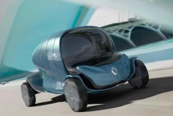 Този концептуален автомобил е проектиран от Томас Феликс за израелския град Тел Авив. Той работи на възобновяема енергия и използва слънчеви панели, когато е паркиран. Колата е напълно персонализируема, с опции за цвят, звукоизолация и конфигурация на седалките.

Подобно на други концепции на Renault, Kidma може да изглежда необичаен на външен вид, но дизайнът има практическа цел: да оформи бъдещето на мобилността. Използването на алтернативни енергийни източници и нови подходи към градския транспорт показват, че Renault не само създава емблематични модели, но и активно проправя пътя за бъдещето на автомобилната индустрия.
