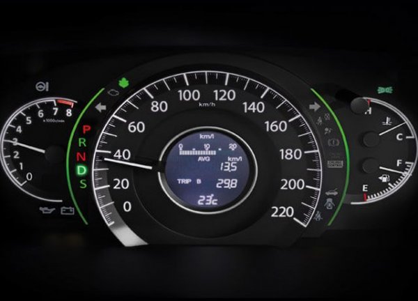 Огромно значение за икономията на гориво имат оборотите на мотора. Ако се пътува на втора или трета предавка с 80 км/ч, то разходът, естествено, се увеличава. Затова е най-добре двигателят да работи под 2000 об/мин, като това става с помощта на по-висока предавка на трансмисията. Ако възможно най-рано се включи пета или шеста скорост и това бъде използвано за плавно ускорение, то потреблението на гориво и отделяните вредни емисии ще намалеят.

Съвременните мотори са достатъчно еластични, за да могат да се движат на най-висока предавка в диапазон на скоростта от 60 до 180 км/ч. При повечето автомобили достигането на 2000 об/мин става още при скорост от 80 км/ч на максимално висока предавка, като тези показатели се сочат като най-добри за икономично шофиране.