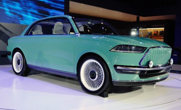 Вече ви разказахме за този концепт, странна смесица от ретро и футуристични решения. Под малко старомодната външност се крие електромобил с батерии от ново поколение, които не използват кобалт и които осигуряват пробег от 700 км с едно зареждане. 
