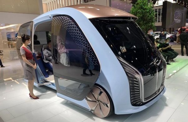 Китайският производител на лимузини за партийното ръководство разширява гамата с този концепт - самоуправляем минибус с квадратести форми и подчертано симпатичен дизайн. Вратите се плъзгат настрани, а вътре има достатъчно пространство за двама пътници, включително и за офис работа. 
