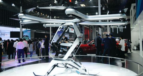 Това е една доста смела визия за бъдещето, в която няма влакове, скутери и автобуси. Вместо това хората летят през градовете с 8-роторни коптери. A-One обещава до 30 минути полет при почти 80 км/ч. 
