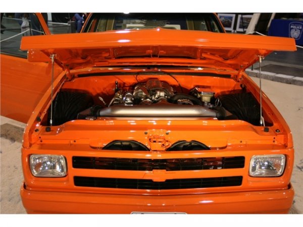 Брутална доработка на Chevy Blazer от 1987 година, представена на Performance World Custom Car & Truck Show 2009