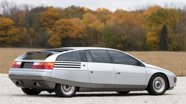 Откаченият дизайн е италиански, безспорно. Както и странното решение за шасито - от Ghia добавят 280 мм към колесната база на 3000ME, за да могат да създадат просторен автомобил, смесица между хечбек и комби. Но запазват компановката на средноразположения двигател, намалявайки мястото в задната част. За толкова дълъг автомобил, решението се оказва не много практично &ndash; при двигател отзад, за багаж е предвидена площта под предния капак.

Разбира се, прототипът е повлиян от обсесията към аеродинамиката в началото на 80-те години, като този дизайн позволил коефициент на съпротивление от 0,30. Това обяснява и вдлъбнатите дръжки на вратите, впрочем.