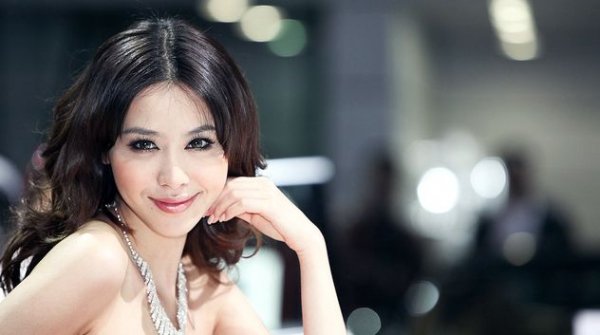 Момичетата на автомобилен салон Детройт 2011