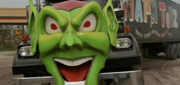 „Максимална тръпка“ е единственото начинание на Стивън Кинг в режисирането на филми. След като мистериозна комета преминава покрай Земята, всички неодушевени, създадени от човека предмети оживяват и се обръщат срещу човечеството. Въпреки че това включва косачки, банкомати и автоматизиран мост за таксуване, това се оказва особено смъртоносно за група, хваната в капан на спирката за камиони Dixie Boy, заобиколена от убийствени 18-колесни превозни средства.

Като цяло „Максимална тръпка“ е лагерен и глупав филм. Направен е по сценарий на Кинг и базиран на неговия разказ „Камиони“ от колекцията му „Нощна смяна“ (1978 г.). Въпреки че Зеленият гоблин не е единственият камион, включен във филма, той е най-емблематичният. Това е особено див и пресилен избор на дизайн, но такъв, който се оказва незабравим.
