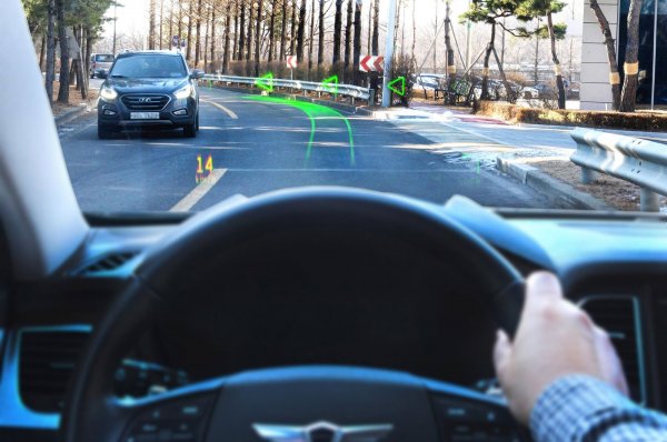 Камерите, фокусирани върху водача, откриват кога шофирането е нарушено и изпращат предупреждение. Ако то бъде игнорирано, системата ще подкани автомобила да предприеме ефективни действия, като например изтегляне на безопасно място или повишаване чувствителността на други системи за активна безопасност, като асистента за поддържане на избраната за движение лента. Въвеждането на усъвършенстван мониторинг на водачите е част от усилията за намаляване на произшествията, 90% от които са причинени от човешки грешки. Предвижда се също, че наблюдението може да се използва за осигуряване на безопасно предаване между автомобила и водача, когато бъдат въведени автономни системи за шофиране. Мониторингът на вниманието на водачите вече се среща в някои модели (той беше предложен за пръв път от Lexus през 2006 г.), но все още не е на нивото, на което може да спре автомобила, ако не сте в състояние да шофирате. Volvo планира да предприеме тази стъпка догодина.