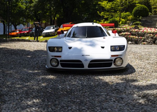 Това е изключителна рядкост: японски автомобил в конкурс за елегантност. Но всъщност става дума за машината на Nissan от 24-те часа на Льо Ман през 1997 и 1998, която е разработена от английската TWR, а дизайнът е на Йън Колъм от Jaguar. 
