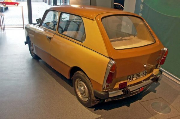 През 1965 г. е представен прототипа Р602. Хечбекът с 3 врати се отличава от 601 по увеличеното с 28 см междуосие, както и по модернизираното задно окачване. Бензиновият резервоар също е преместен отзад, но в крайна сметка е решено, че 601 се продава добре и няма нужда от втория модел. А готовият за производство прототип е бракуван.
