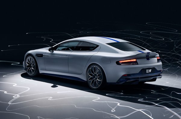 Rapide E трябваше да излезе в серия от 155 бройки, като неговият електрически агрегат развива 610 к.с. и 950 Нм въртящ момент. В крайна сметка обаче в Aston Martin решиха да се насочат към развиване на проекта за кросоувър DBX, а Rapide E да си прототип, чиито технологии да бъдат използвани при другите бъдещи електрифицирани модели на марката.
