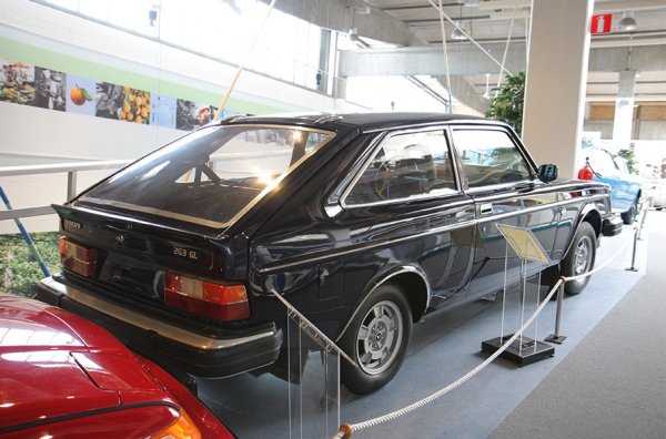 Volvo има два повода да превърне популярната серия 200 в хечбек. Първият е конкуренцията на други шведски производител Saab, който пуска на пазара модела 900. А втората е запълване на нишата в моделната гама, която се образува след пенсионирането на P1800 през 1973 г.
