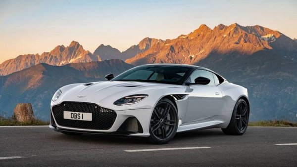 Освен, че е много красив, DBS Superleggera има и друго забележително качество - под дългия му капак е поставен V12 двигател със 715 к.с. и 950 Нм. Така скоростта на автомобила е близка до тази на болид от Формула 1. Но пък и цената му си я бива - 354 600 евро. 
