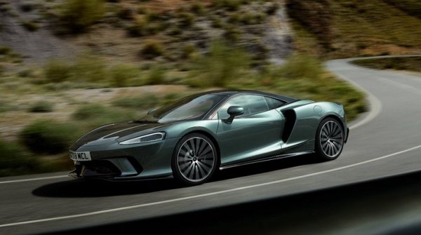 Ето го и най-новият участник в тази класация, който беше представен в средата на мач. Той влиза в Топ 10 благодарение на своята феноменална скорост. От McLaren твърдят, че автомобилът е направен от нулата, като поставеният в центъра V8 двигател позволява поставянето на багажник с обем 570 литра. Това ще ви струва "само" 179 300 евро. 
