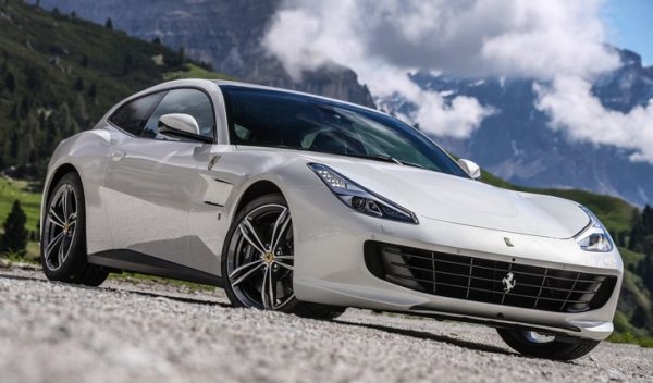 GTC4 Lusso не отстъпва на Aston Martin по максимална скорост, но го изпреварва заради по-бързото си ускорение - 3,4 секунди срещу 3,7 на британския му конкурент. Това си е класическо Ferrari с V12 под капака, към което няма как да бъдеш равнодушен. Но трябва да си готов да похарчиш 247 000 евро.
