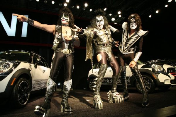 Четири Mini Countryman изрисувани в стила KISS. Създадени са с благотворителна цел за децата на Япония, пострадали от земетресението и последвалото опустошително цунами.