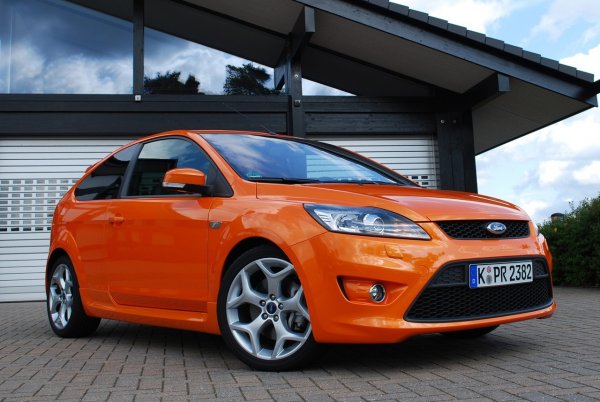 2008 Ford Focus ST. Оборудван е с пет цилиндров агрегат с обем 2.5 литра и мощност 225 к.с. Ускорението от 0 до 100 км/час е за 6.8 сек.