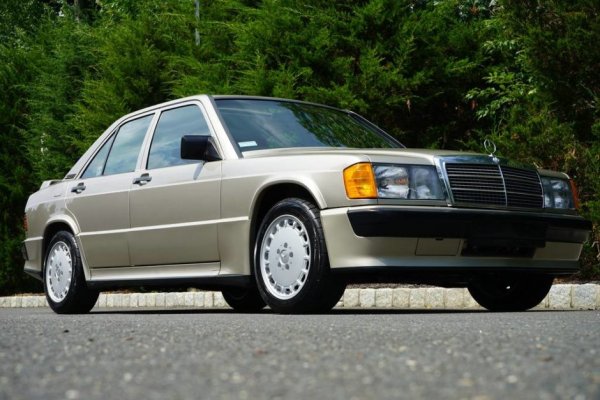 Противник на BMW M3 е щутгартският 190 E 2.3-16, който също е снабден с 2,3-литров мотор с 16 клапана. Моторът развива 185 к.с. и позволява ускорение от 0 до 100 км/ч за 7,5 секунди. Максималната скорост е 230 км/ч.