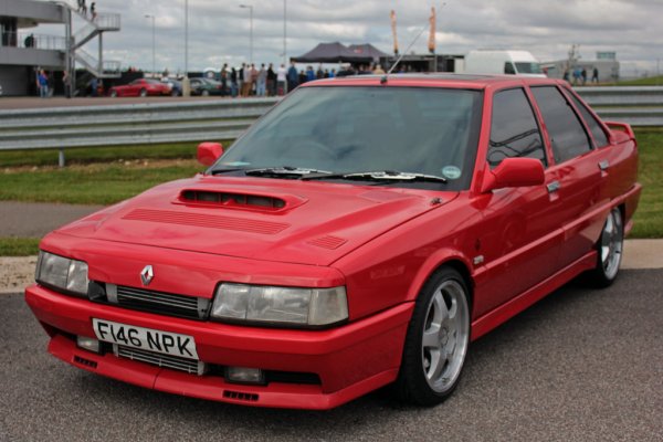 Френският участник в случая също разчита на 2,0-литров турбомотор, който обаче предлага 175 к.с. Съответно, и максималната скорост е по-ниска – 227 км/ч. Това Renault ускорява от 0 до 100 км/ч за 7,4 секунди, но предимството му пред Sierra RS Cosworth са петте врати. Така Renault 21 Turbo е по-удобно за ежедневна употреба.