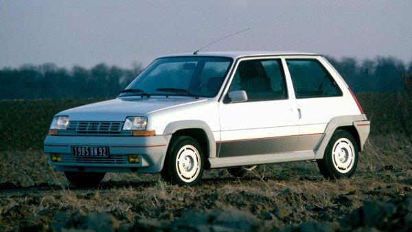 Една от най-знаковите противоборства на 80-те години е &bdquo;дуелът на свирепите мъници&ldquo;. Единият от тях е  Supercinco GT Turbo, който се прочува благодарение на 1,4-литровия си мотор. Той първо развива 115 к.с., а по-късно 120. При тегло под 1 тон тази кола ускорява от 0 до 100 км/ч за 7,7 секунди и развива 204 км/ч.