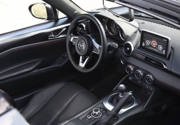 Има две причини за тази значителна разлика - старт и предавка. При ръчните скорости съединителят превключва при високи обороти, което автоматичният преобразувател на въртящия момент просто не може да повтори. Също така, ръчната кутия е настроена за производителност и цялостно изживяване, докато автоматикът имат по-високи предавателни числа за по-добра икономия на гориво. С автоматичната кутия не просто пропускаш скоростта - пропускаш значителна част от преживяването с Miata.