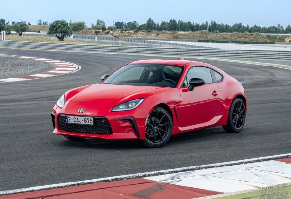 И Toyota GR86, и Subaru BRZ бяха проектирани от нулата като автомобили за шофьорите. През 2022 получиха по-мощен 2,4-литров двигател, който замени 2,0-литровия мотор, но запазиха същата шестстепенна ръчна и шестстепенна автоматична скоростна кутия с някои подобрения. По време на тестове версията на GR86 с ръчната скоростна кутия ускори до 100 км/ч за 5,4 секунди, а тази с автоматик - за 6,1 секунди.
