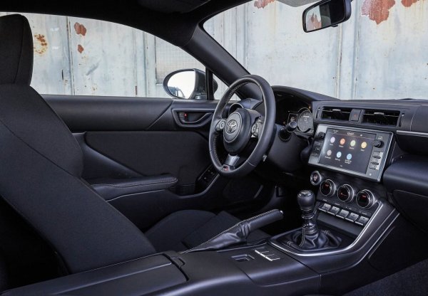 Тази конкретна разлика от 0,7 секунди в числата за ускорение идва от паразитната загуба и тегло. GR86 и BRZ използват шестстепенни скоростни кутии с преобразуватели на въртящ момент. Въпреки че съвременните въртящи моментни конвертори страдат от загуба на мощност, това устройство просто не може да достигне механичната ефективност на ръчната. Също така, скоростната кутия на ръчния вариант има по-къса скоростна кутия в сравнение с автоматичните и това намалява общого тегло, което също влияе на представянето.