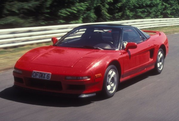 Ако сте били стари, богати и достатъчно късметлии да закупите оригиналния Honda/Acura NSX от 90-те и сте избрали ръчна скоростна кутия, тогава сте взели изключително умно решение. NXS има специално място в челото на класацията на най-добрите автомобили, правени някога. Разработена от легендарния Айртон Сена, това е една от най-чистите форми на автомобилно инженерство, които можехте да намерите през 90-те, а да откажете прецизната и ангажираща петстепенна ръчна кутия в полза на четиристепенната автоматична е престъпление.