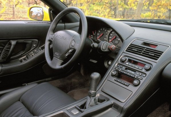 Разликата между ръчната и автоматичната NSX е огромна. Версията с механика достига 100 км/ч за около 5,6 секунди, а автоматикът &ndash; за близо 6,5 секунди. Това беше така, защото докато ръчният NSX с 3.0-литров V6 развива 276 к.с., автоматичната скоростна кутия беше ограничена до 252 к.с.. Дори червената линия на двигателя беше с 500 оборота по-ниска от епичния лимит от 8000 оборота на ръчната кутия. 